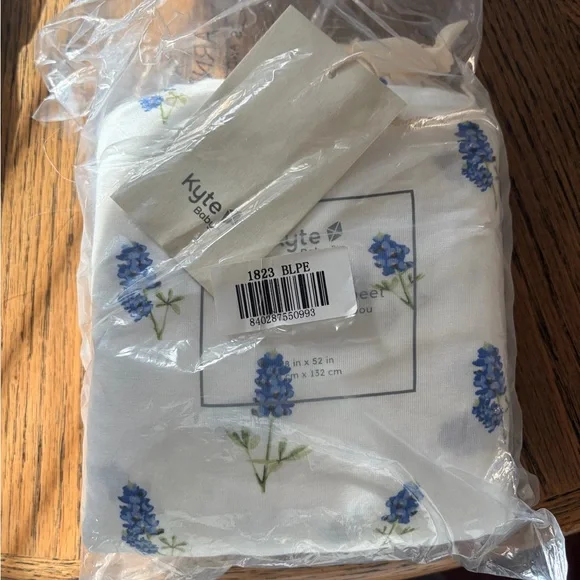 Kyte BABY White and Blue Floral crib Sheet - Picture 1 of 1